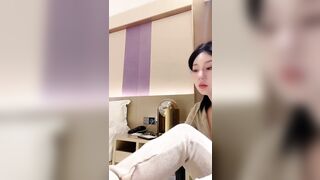 小野猫 99年兼职外围女神的一天，同城约炮开车上门服务，土豪富二代赴约，被偷拍，不过瘾再自慰