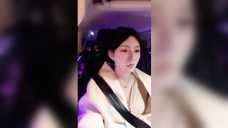 小野猫 99年兼职外围女神的一天，同城约炮开车上门服务，土豪富二代赴约，被偷拍，不过瘾再自慰
